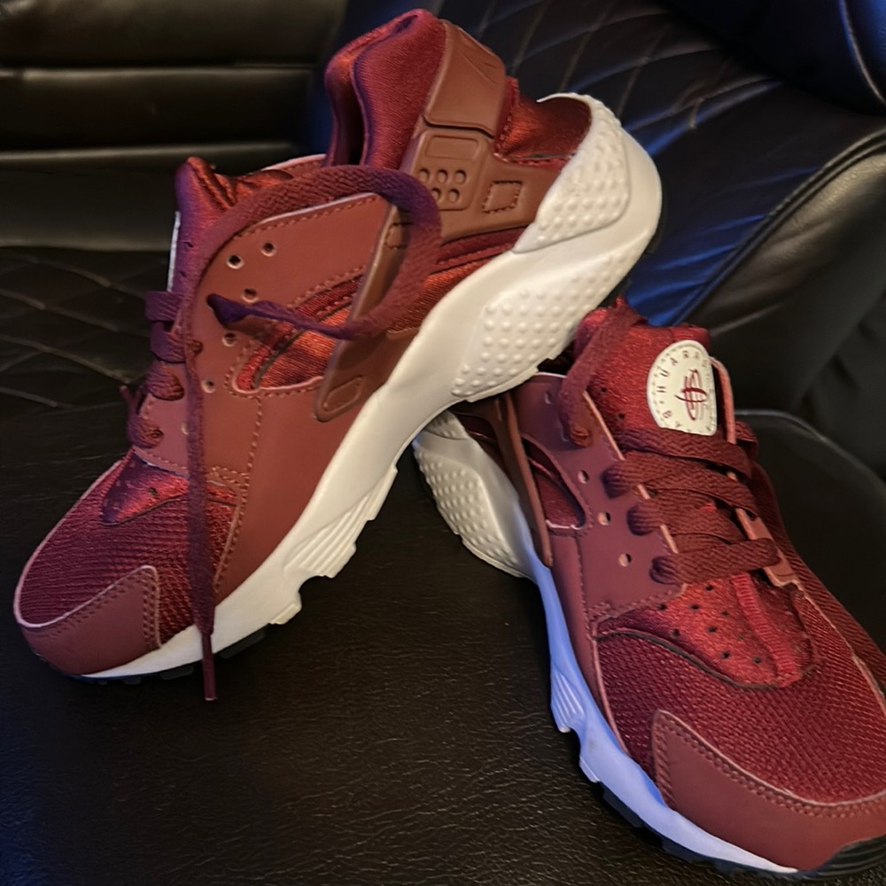 Burgundy huarache Nike